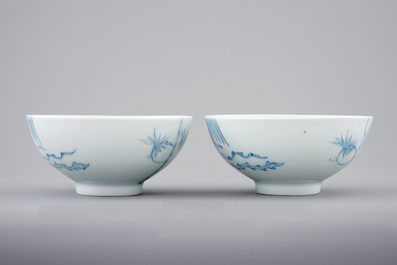 Een paar Chinese blauw-witte "phoenix over de rand" kommen, Yongzheng merk en mog. periode