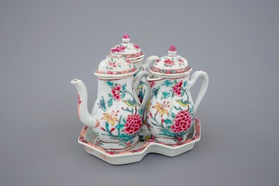 Un ensemble de 3 aigui&egrave;res sur pr&eacute;sentoir en porcelaine de Chine famille rose, Yongzheng, 1723-1735