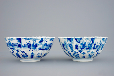 Une paire de bols en porcelaine de Chine bleu et blanc moul&eacute;s en forme de lotus, Kangxi