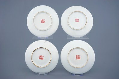 Un lot de 4 assiettes en porcelaine de Chine famille rose aux oiseaux et fleurs, 20&egrave;me