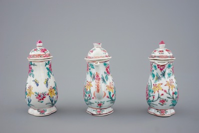 Un ensemble de 3 aigui&egrave;res sur pr&eacute;sentoir en porcelaine de Chine famille rose, Yongzheng, 1723-1735