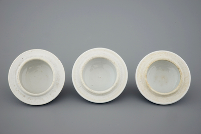 Une garniture de 5 pi&egrave;ces en porcelaine de Chine bleu et blanc, Kangxi