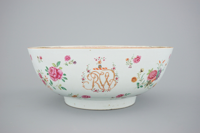 A large Chinese famille rose monogrammed bowl with decorated base, Qianlong, 18th C.