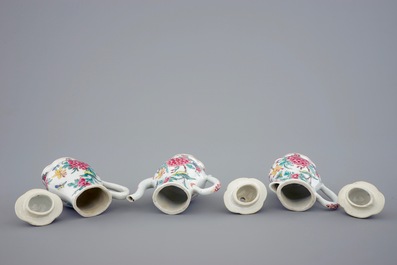 Un ensemble de 3 aigui&egrave;res sur pr&eacute;sentoir en porcelaine de Chine famille rose, Yongzheng, 1723-1735