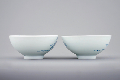 Een paar Chinese blauw-witte "phoenix over de rand" kommen, Yongzheng merk en mog. periode