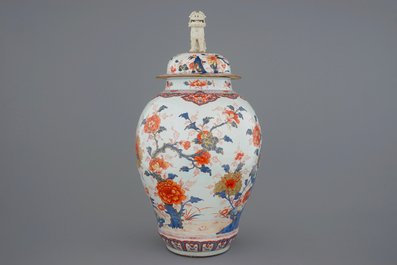 A large Chinese Imari style vase and cover, 17/18th C.