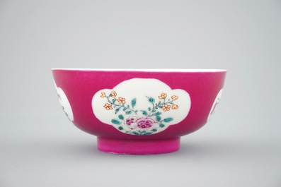 A Chinese ruby ground bowl with floral reserves in Yongzheng style, 18/19th C.