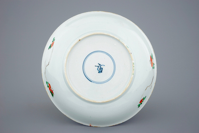 Een Chinees famille verte bord met floraal decor, Kangxi