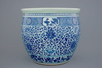 Een Chinese blauw-witte viskom met decor van lotus scrolls, 19e eeuw