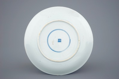 Een Chinees famille verte bord met floraal decor, Kangxi