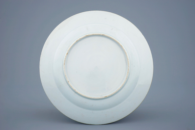 Een fijn Chinees famille rose bord met bianco sopra bianco rand, Yongzheng/Qianlong