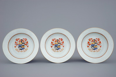 Een set van zes Chine de commande wapenborden met bianco sopra bianco rand, Qianlong, 18e eeuw