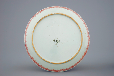 Une assiette en porcelaine de Chine rose/verte au bord d&eacute;cor&eacute;, anc. coll. Auguste le Fort, Kangxi/Yongzheng