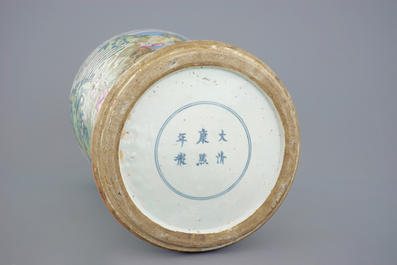 A very tall and fine Chinese famille rose vase, 18/19th C.