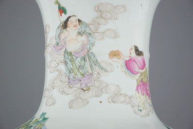 A very tall and fine Chinese famille rose vase, 18/19th C.