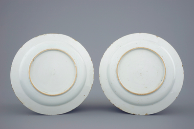 Paire d'assiettes en porcelaine de Chine surd&eacute;cor&eacute;e en Hollande dans le style Kakiemon, 18&egrave;me