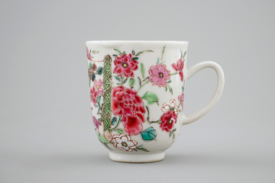 Une tasse et soucoupe en porcelaine de Chine &agrave; d&eacute;cor de cerfs, Yongzheng/Qianlong