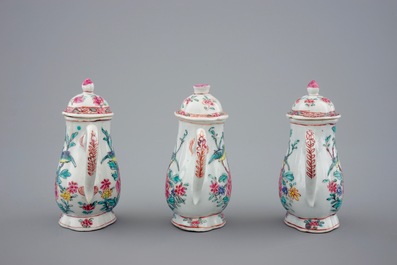 Un ensemble de 3 aigui&egrave;res sur pr&eacute;sentoir en porcelaine de Chine famille rose, Yongzheng, 1723-1735