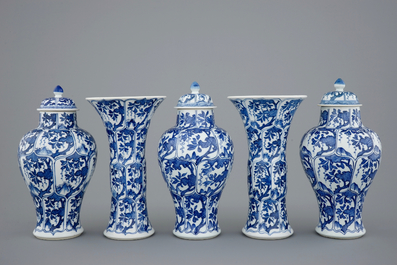 Une garniture de 5 pi&egrave;ces en porcelaine de Chine bleu et blanc, Kangxi
