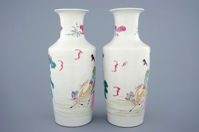Une paire de vases rouleau en porcelaine de Chine famille rose aux dames et un cerf, Yongzheng, 1723-1735