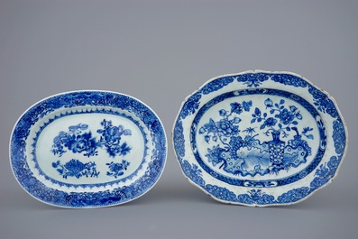 Deux plats ovales et un rond en porcelaine de Chine bleu et blanc, Qianlong