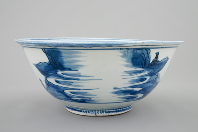 Een Chinese blauw-witte kom met landschapsdecor rondom, Ming Dynastie