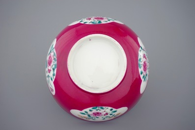 A Chinese ruby ground bowl with floral reserves in Yongzheng style, 18/19th C.