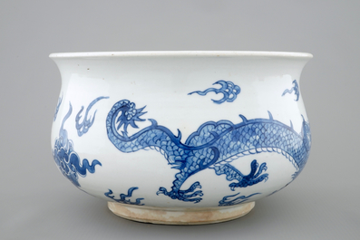 Een Chinese blauw-witte wierookbrander met vechtende draken, Kangxi