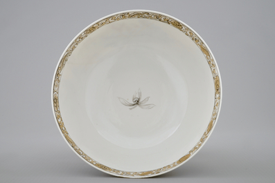 A Chinese grisaille and gilt landscape bowl, Yongzheng, 1723-1735