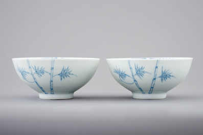 Een paar Chinese blauw-witte "phoenix over de rand" kommen, Yongzheng merk en mog. periode