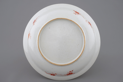 Een Chinees famille rose bord met floraal decor, Yongzheng, 1723-1735