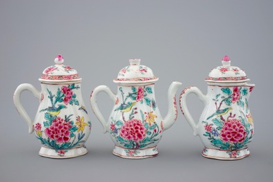 Un ensemble de 3 aigui&egrave;res sur pr&eacute;sentoir en porcelaine de Chine famille rose, Yongzheng, 1723-1735