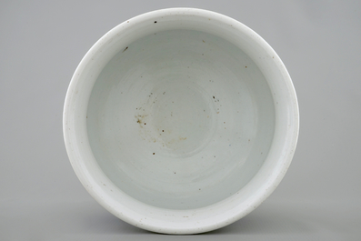 Een Chinese blauw-witte wierookbrander met vechtende draken, Kangxi