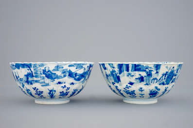 Une paire de bols en porcelaine de Chine bleu et blanc moul&eacute;s en forme de lotus, Kangxi