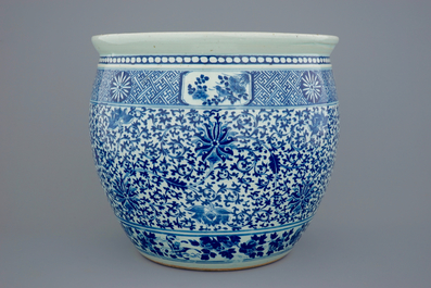 Een Chinese blauw-witte viskom met decor van lotus scrolls, 19e eeuw
