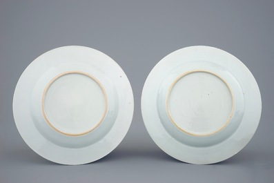 Een set van vier Chinese borden met bianco sopra bianco decor, Qianlong, 18e eeuw