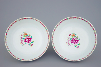Une paire de bols en porcelaine de Chine famille rose, Qianlong, 18&egrave;me