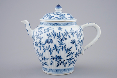 Een kleine Chinese blauw-witte theepot met deksel, Kangxi