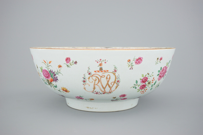 A large Chinese famille rose monogrammed bowl with decorated base, Qianlong, 18th C.