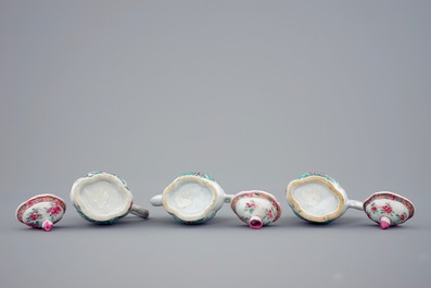 Un ensemble de 3 aigui&egrave;res sur pr&eacute;sentoir en porcelaine de Chine famille rose, Yongzheng, 1723-1735