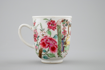 Une tasse et soucoupe en porcelaine de Chine &agrave; d&eacute;cor de cerfs, Yongzheng/Qianlong