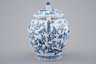 Een kleine Chinese blauw-witte theepot met deksel, Kangxi