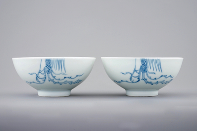 Een paar Chinese blauw-witte "phoenix over de rand" kommen, Yongzheng merk en mog. periode