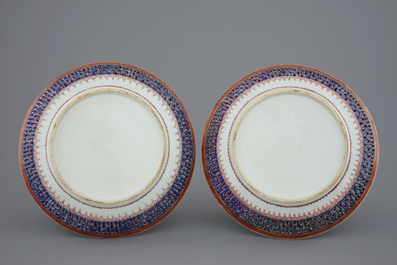 Une paire de plats en porcelaine de Chine famille rose aux ailes ajour&eacute;es, Yongzheng/Qianlong