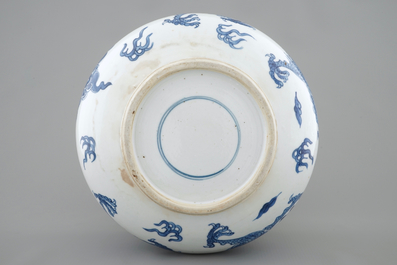 Een Chinese blauw-witte wierookbrander met vechtende draken, Kangxi