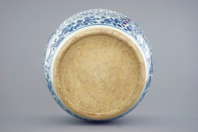Een Chinese blauw-witte viskom met decor van lotus scrolls, 19e eeuw