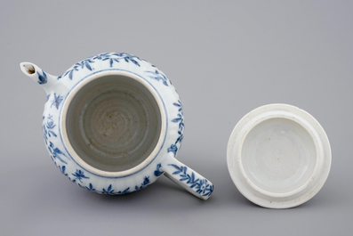 Een kleine Chinese blauw-witte theepot met deksel, Kangxi