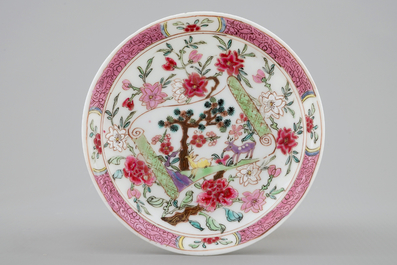 Une tasse et soucoupe en porcelaine de Chine &agrave; d&eacute;cor de cerfs, Yongzheng/Qianlong