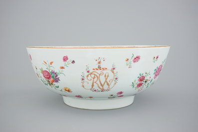 A large Chinese famille rose monogrammed bowl with decorated base, Qianlong, 18th C.