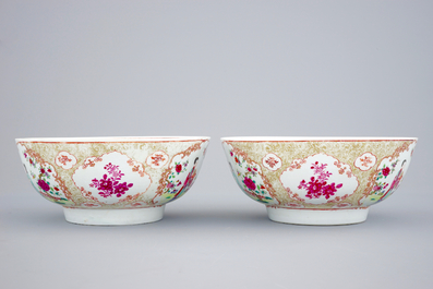 Une paire de bols en porcelaine de Chine famille rose, Qianlong, 18&egrave;me